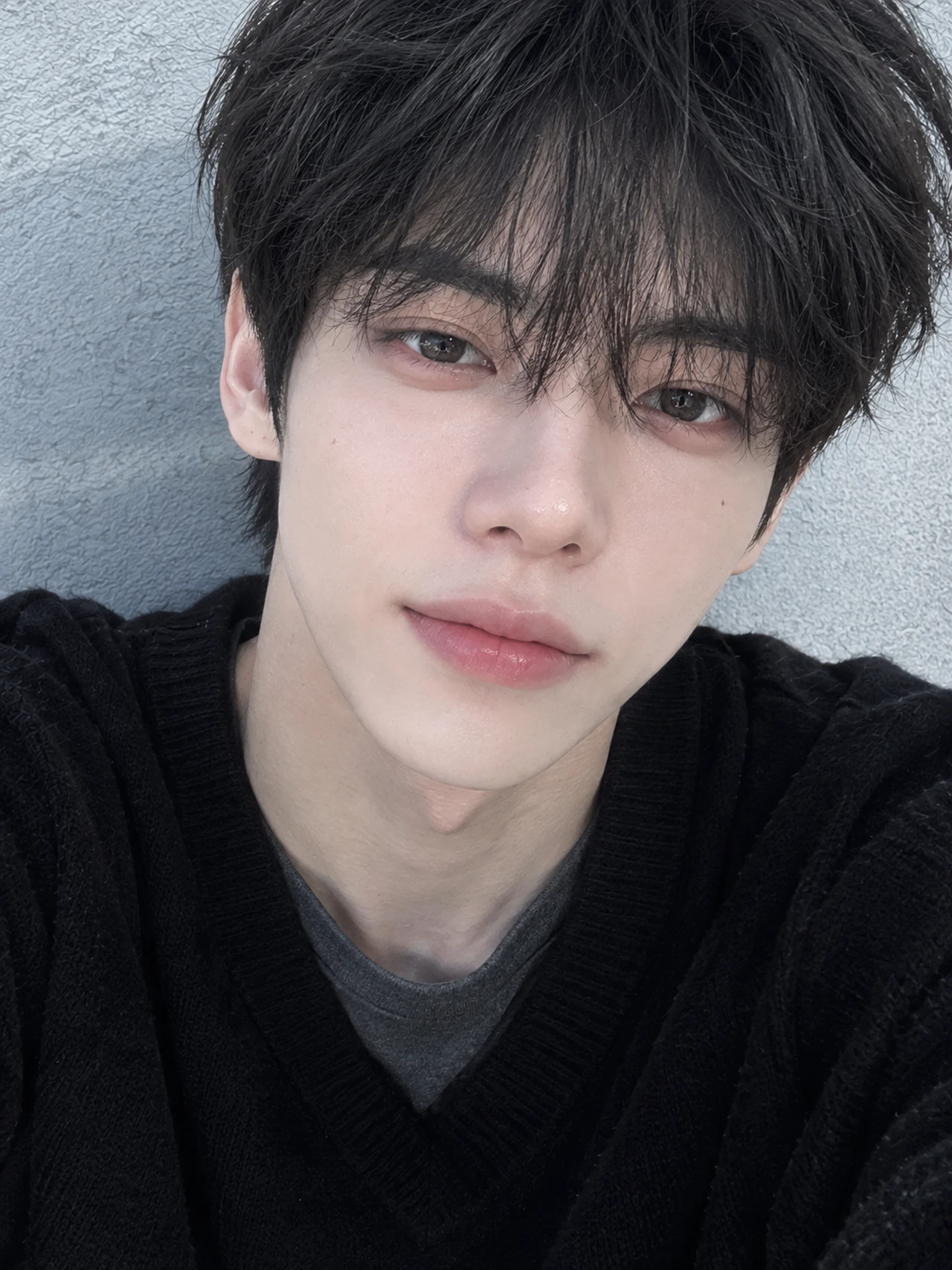 검은 니트를 입은 남성 캐릭터의 셀카