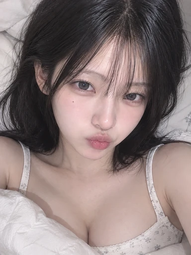 씻고 누운 채연이 알림과 함께 보낸 셀카